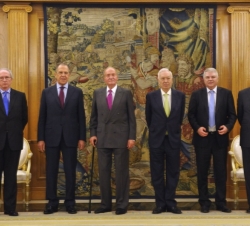 Su Majestad el Rey junto al ministro y viceministro de la Federación de Rusia, el ministro de Asuntos Exteriores y de Cooperación y los embajadores de